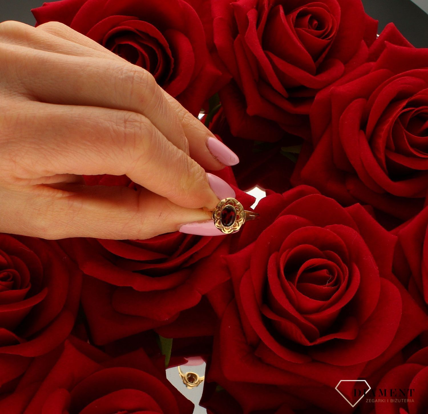 Złoty pierścionek damski z naturalnym granatem 333 AN 19.  Ponadczasowy wzór inspirowany ikonami sztuki jubilerskiej podkreśli piękno wyjątkowych momentów- zaręczyn, rocznic, jubileuszy. Darmowa dostawa..jpg